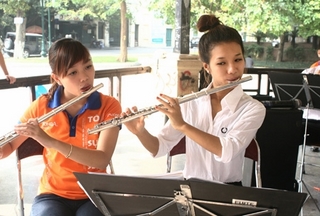 Thú vị dàn nhạc trẻ biểu diễn nghệ thuật đường phố